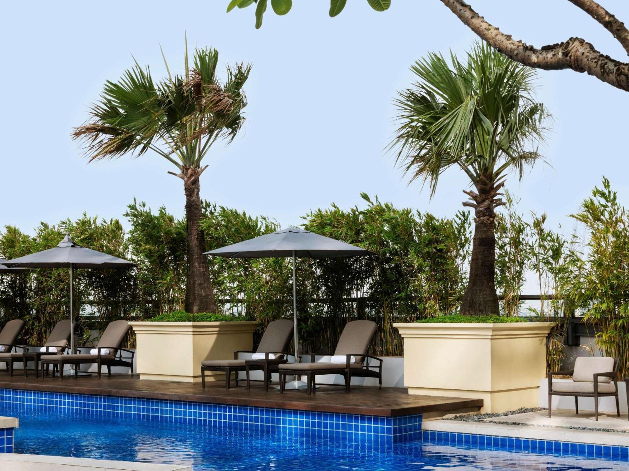 Raffles Makati Hotel Makati City Exterior photo